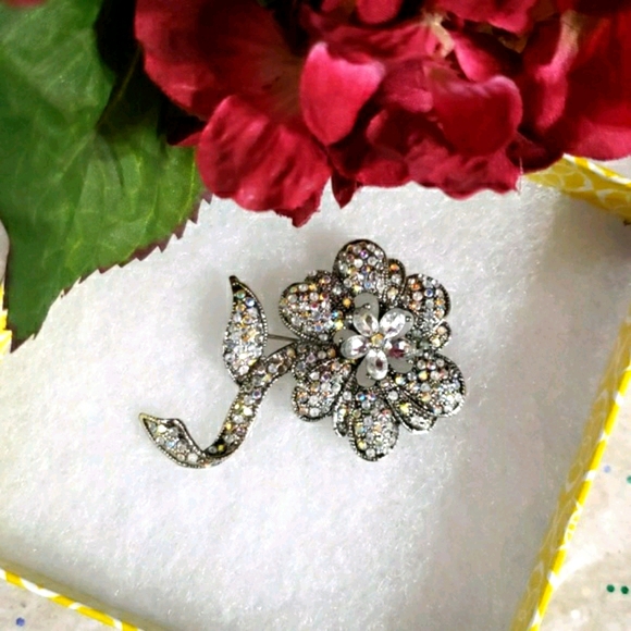 💥2/$30 Brooch antique look silver with crystal - Picture 2 of 4